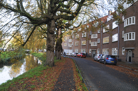 909261 Gezicht op de Rembrandtkade te Utrecht, met links de Minstroom.